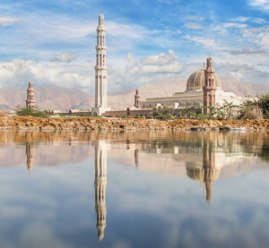 Große Moschee in Maskat, Oman, spiegelt sich im Wasser.