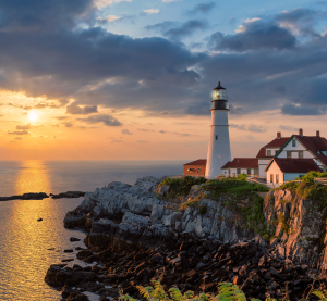 Leuchtturm am Portland Head Light an der Küste von Maine, USA, bei Sonnenuntergang.