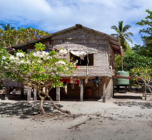 Auf Stelzen errichtetes Haus über einem Strand in der Nähe von Gizo in der Westprovinz der Salomonen.