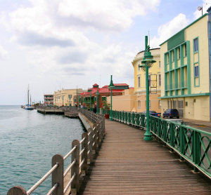 Promenade mit bunten Gebäuden am Hafen von Bridgetown auf Barbados.