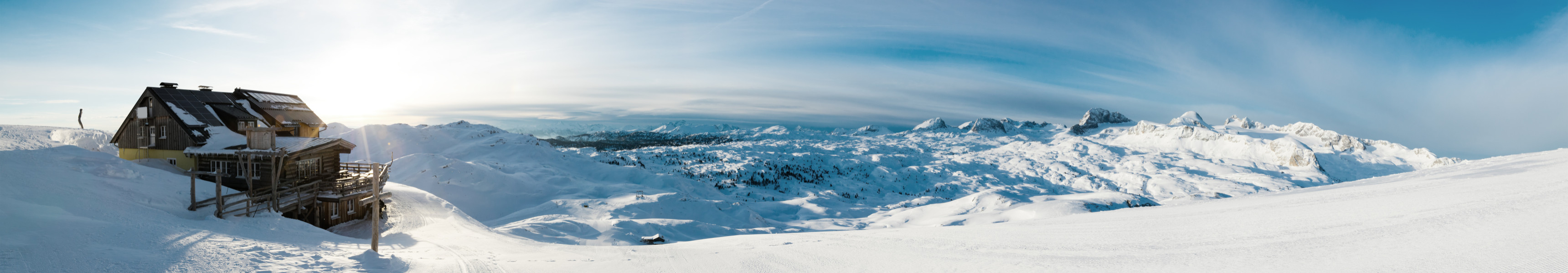 Wunderschöne Panorama-Winterlandschaft mit Piste