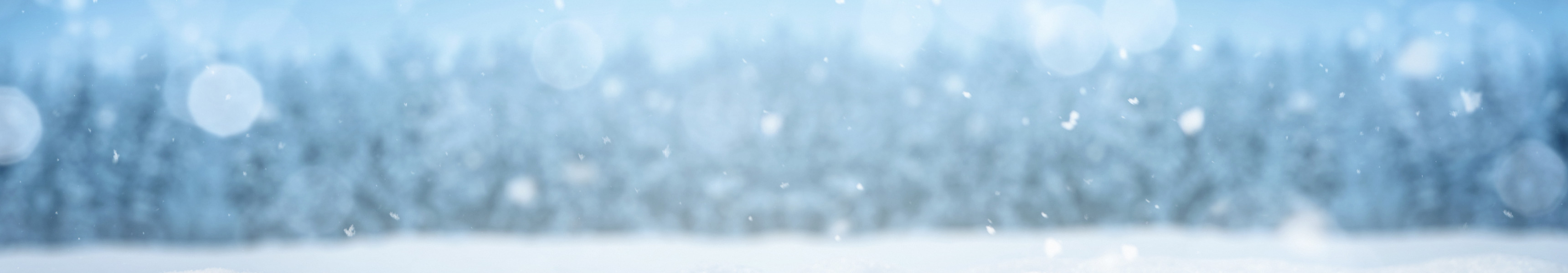 Verschneite Landschaft mit Schneeflocken