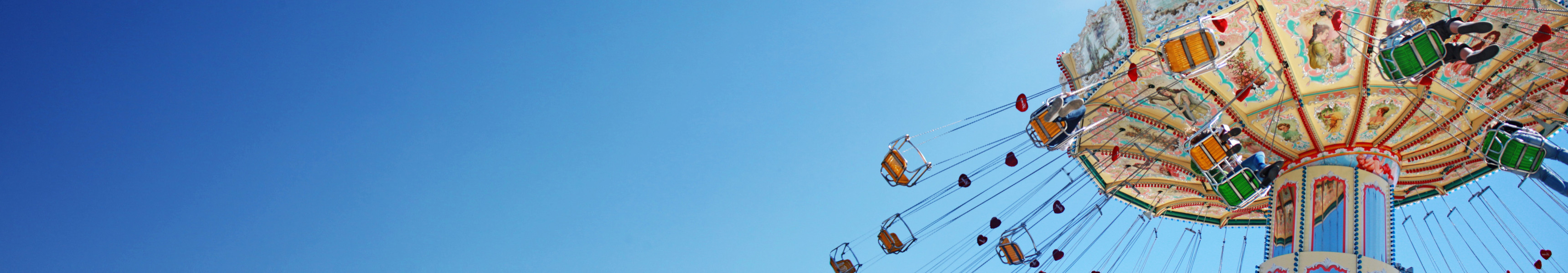 Karussell auf einem Freizeitpark in Deutschland mit strahlend blauem Himmel