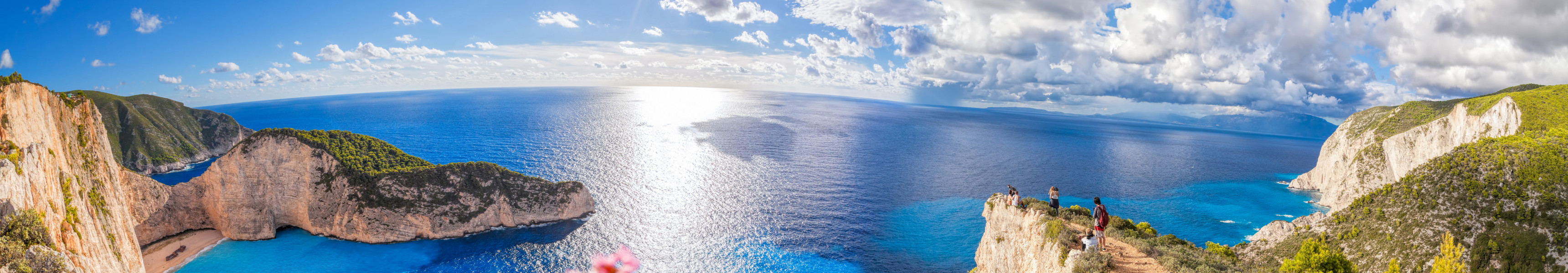 Aussicht auf die Navagio-Bucht mit weißem Sandstrand, türkisblauem Wasser und steilen Felsen auf Zakynthos, Griechenland.