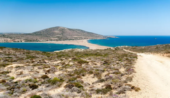 Prasonisi-Strand auf Rhodos mit Sand und blauem Meer.