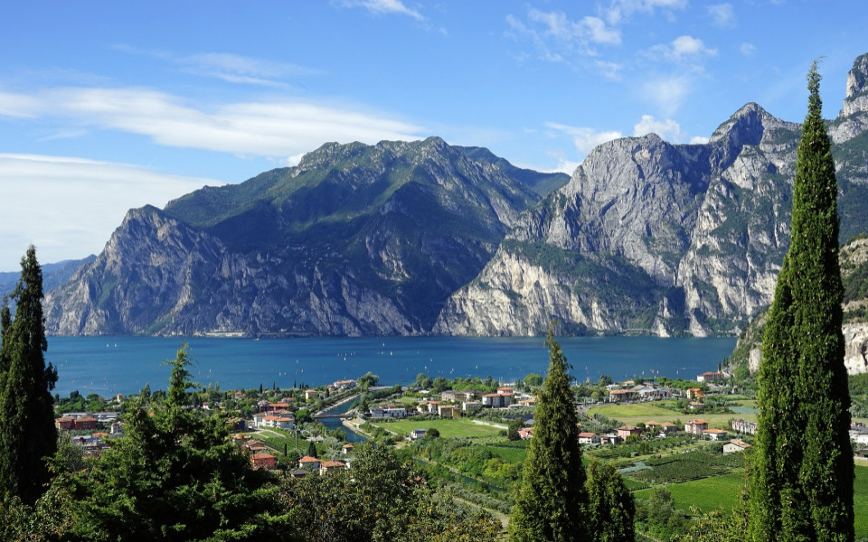 Ausblick auf den Gardasee mit Berglandschaft