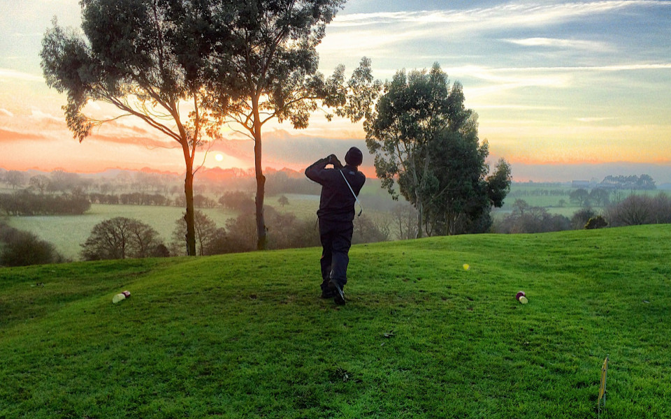 Mann spielt Golf auf einem Golfplatz