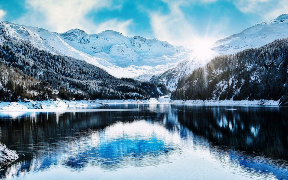 Berge und Wälder mit Schnee und See im Winter
