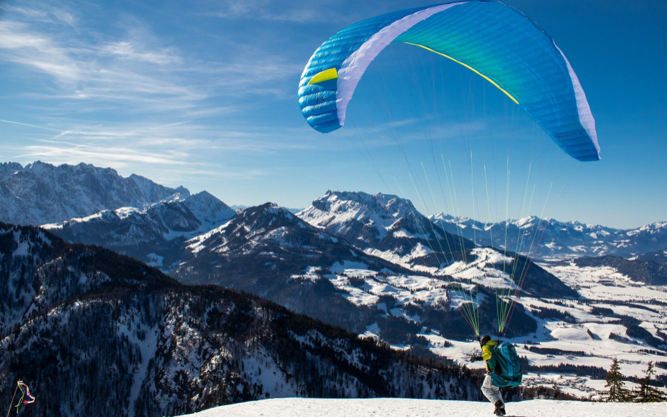 Paragliden auf einem Berg