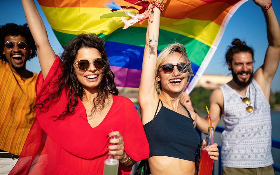 Freunde mit LGBTQ Flagge in Tel Aviv