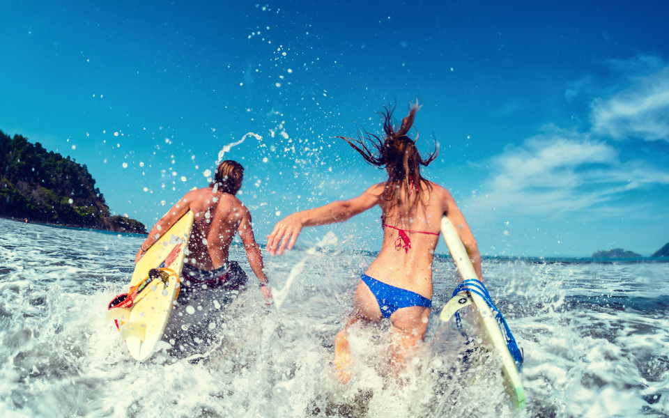 Paar surft auf Sri Lanka im Meer