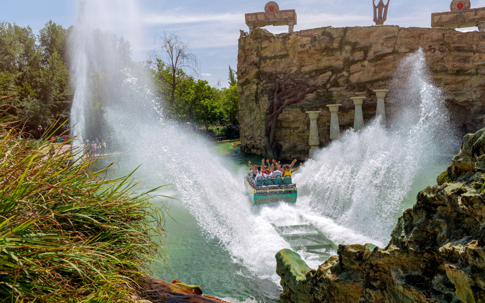 Wasserbahn im Vergnügungspark Gardaland am Gardasee.