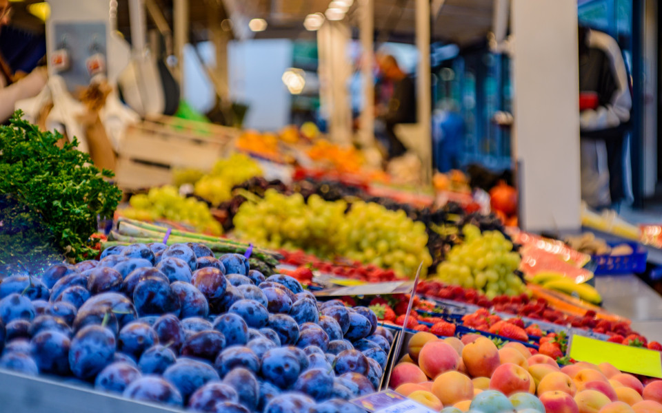 Wochenmarkt in Hamburg mit frischem Obst, Gemüse und Kräutern – ein toller Food-Spot für regionale Spezialitäten und ein echter Insider-Tipp