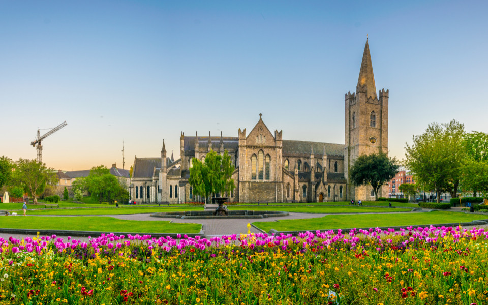 Nachtansicht der St. Patrick's Cathedral in Dublin, Irland