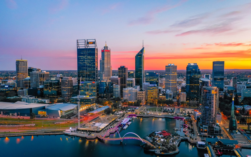 Die Skyline von Perth City im Morgengrauen. Perth ist die Hauptstadt von Westaustralien