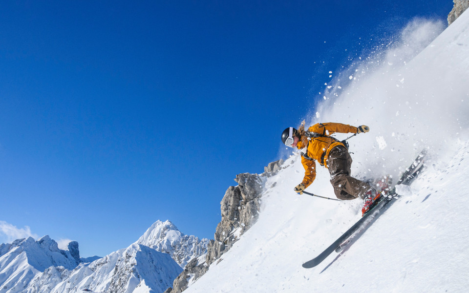 Freeriding am Hafelekar bei Innsbruck - Freerider im Telemark-Stil befährt gekonnt einen steilen Hang in Tirol