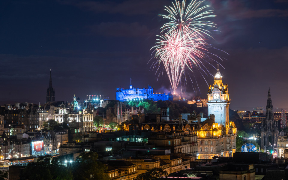 Spektakul&auml;res Feuerwerk &uuml;ber Edinburgh Castle, das die historische Skyline der schottischen Hauptstadt in festlichem Glanz erleuchtet.