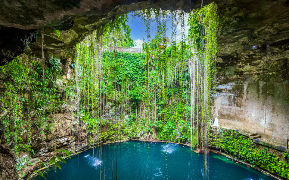 Ik-Kil Cenote, eine unterirdische Wasserh&ouml;hle auf der Halbinsel Yucatan in Mexiko