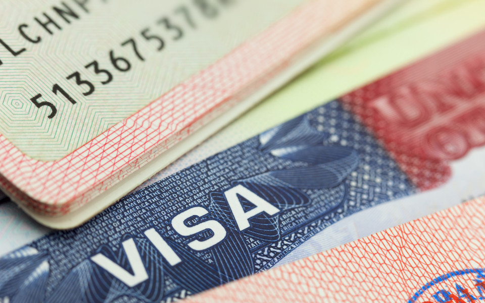USA Visa mit Pass im Hintergrund 