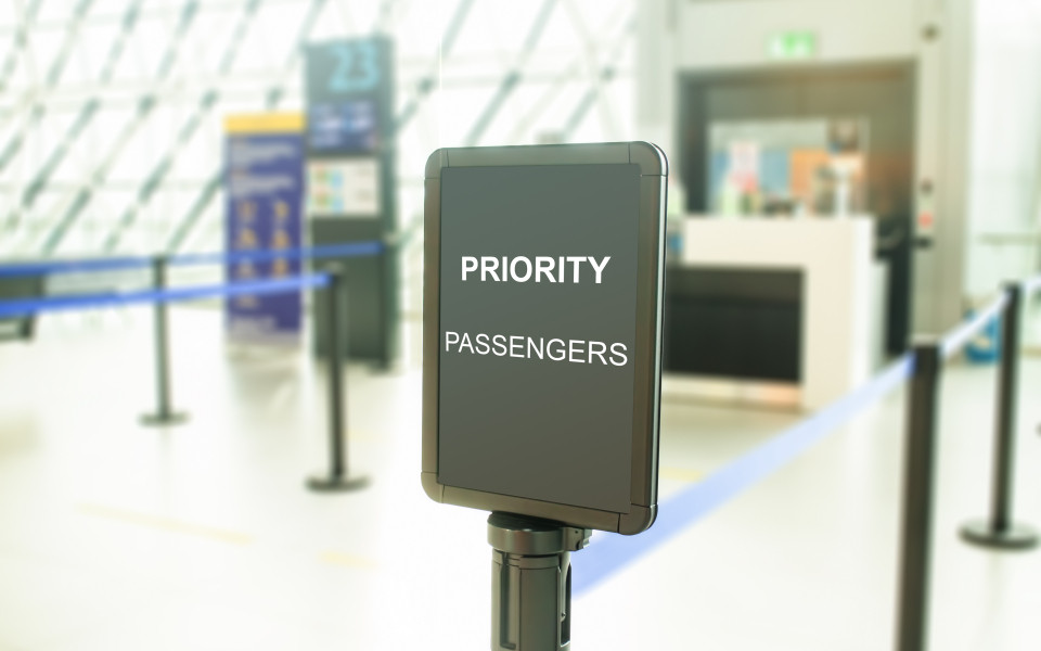 Schild f&uuml;r den bevorzugten Passagierbereich des Flughafens