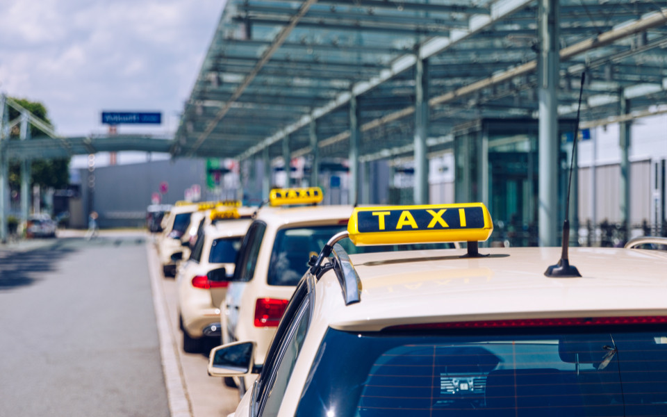 Taxi Stand mit vielen Taxis am Flughafen 