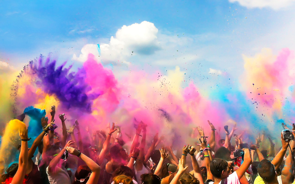 Bunte Farben beim Holi Festival in Indien
