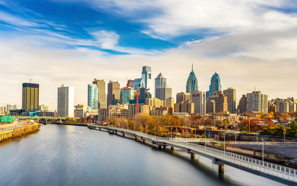 Panoramabild der Skyline von Philadelphia und des Schuylkill River, PA, USA.