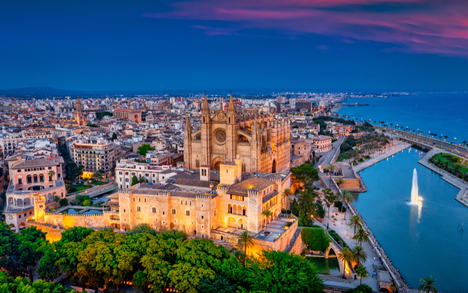 Die Kathedrale La Seu bei Sonnenuntergang in Palma de Mallorca.