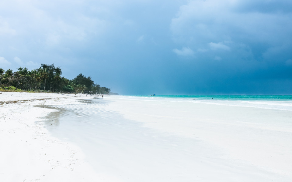 Diani Beach in Kenia: Weißer Sand, kristallklares Wasser und tropische Palmengärten.