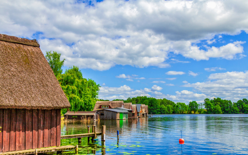 Sommerliche Ferienh&uuml;tten direkt am blauen Wasser der M&uuml;ritz&nbsp;