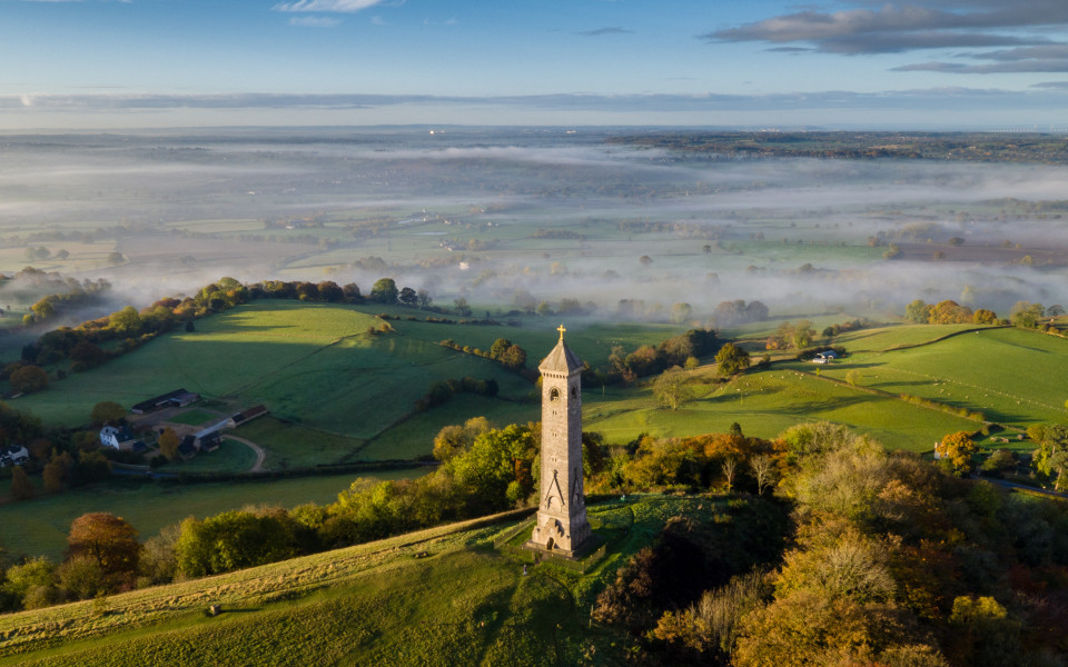 Eine Luftaufnahme des Tyndale Monument im Herbst, Wotton Under Edge, Gloucestershire.