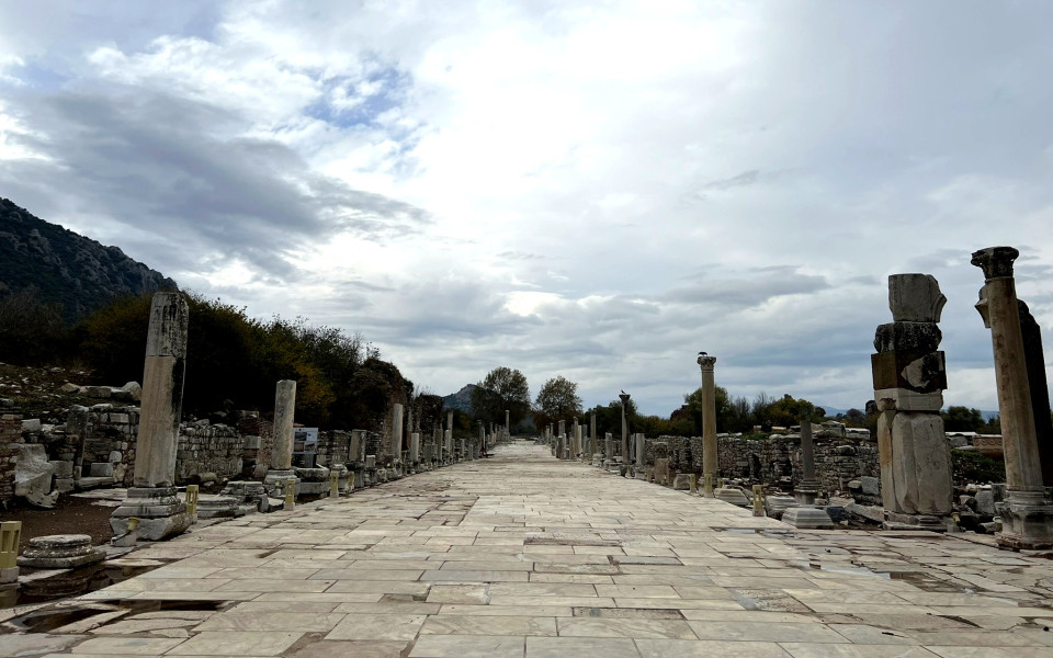 Blick auf die aus Marmor bestehende Hauptstra&szlig;e in Ephesus