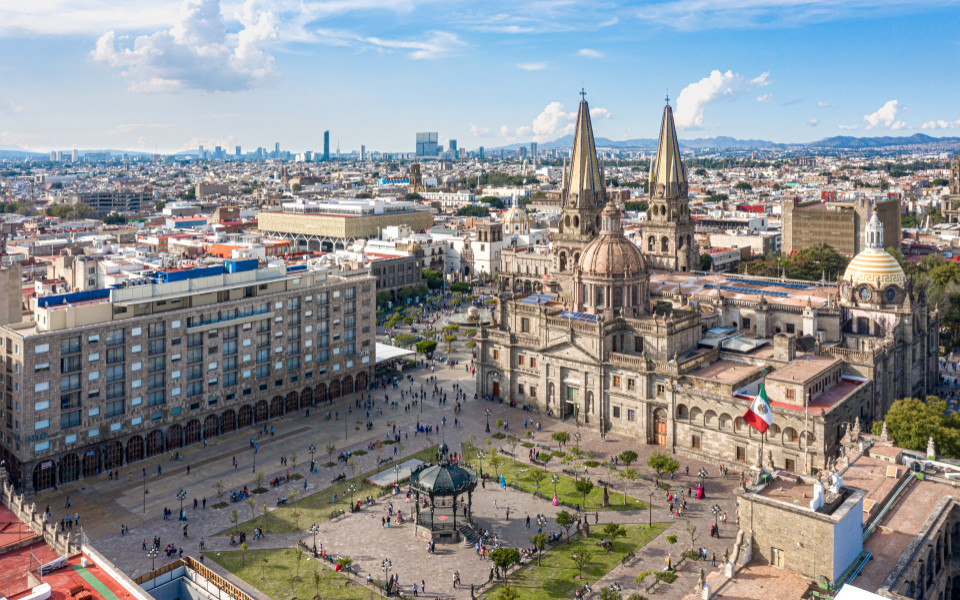 Luftaufnahme des Platzes in Guadalajara vor der Kathedrale, Mexiko Stadt