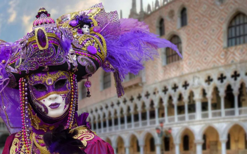 Frau mit einer lilafarbenen Maske am Karneval in Venedig