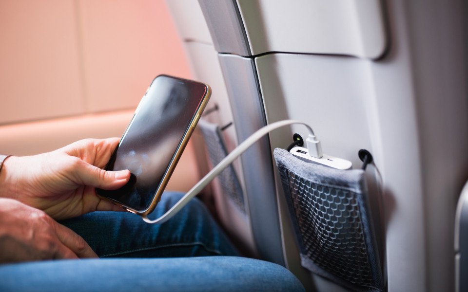 Eine Powerbank die im Flugzeug ein Handy l&auml;dt