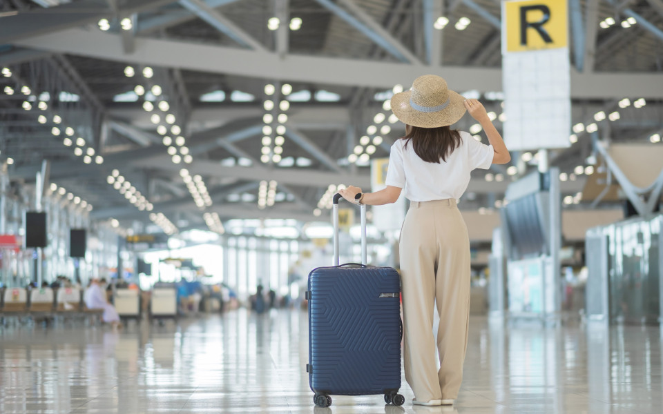 Frau am Flughafen