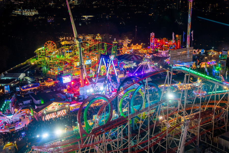 Winterwonderland im Hyde Park mit bunter Beleuchtung