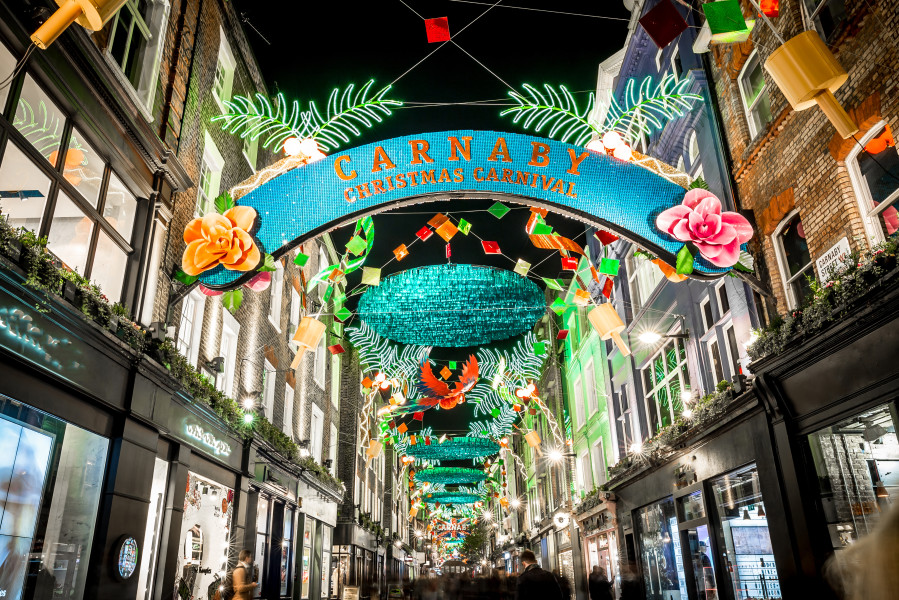 Carnaby Street in London mit bunter Beleuchtung zur Winterzeit